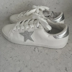 NEXT skor  - Säljer mina super snygga helt nya skor från next då dom var för stora för mig och vi hann inte lämna tillbaka dom💕 dom är endast testade! Skriv om ni vill ha mer bilder eller om ni har några frågor.  Storlek 39 Pris: 200 + frakt💗