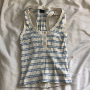 Linne - Jättefint linne med urringning. Har inte används många gånger och är i mycket bra skick. 