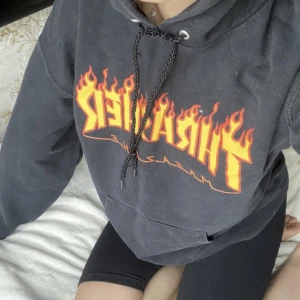 Thrasher hoddie  - Säljer min thrasher hoddie då den aldrig kommer till användning. Storlek S men lite oversize på mig som har s/m❤️ Lånad bild skriv för privata. Kan gå ner vid snabbköp 