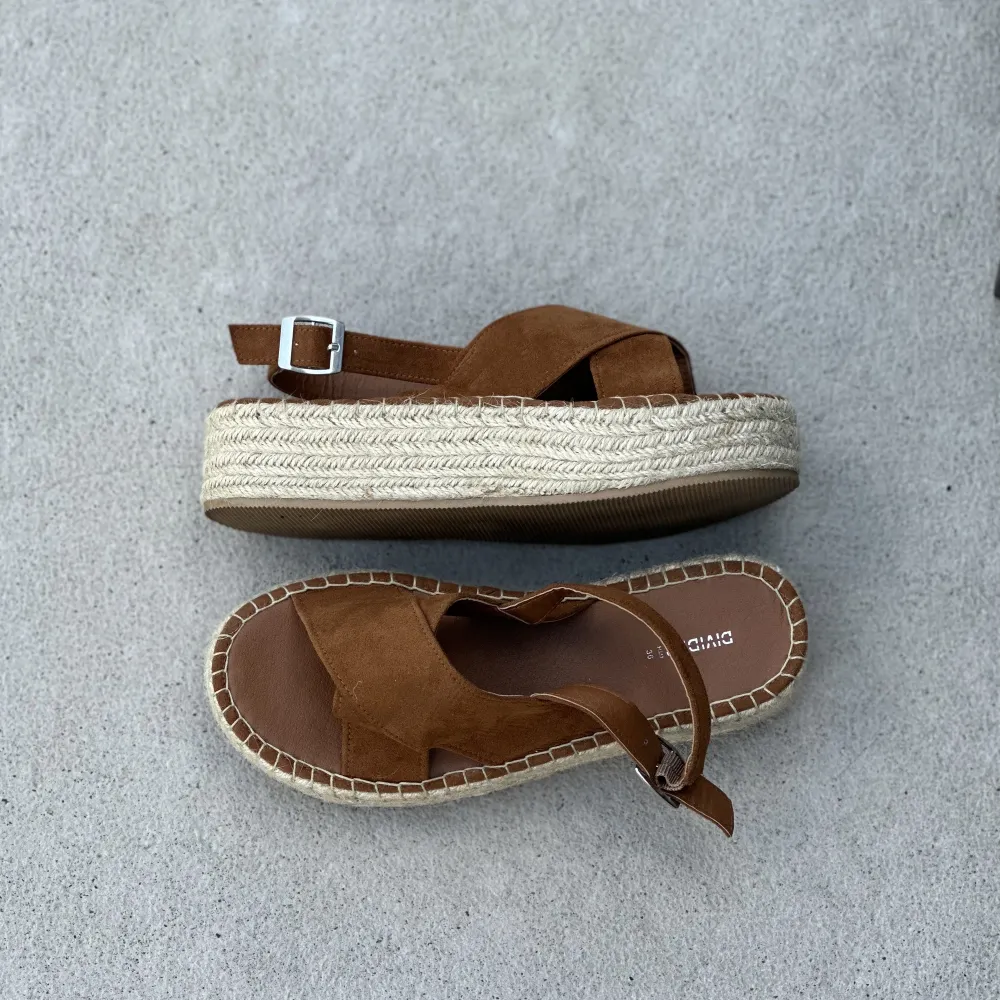 Oanvända sandaler från divided, endast testade inomhus. Säljs inte längre.  🌸Köparen står för frakten🌸. Skor.