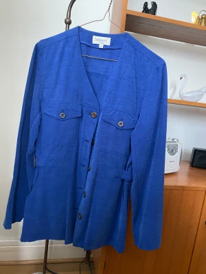 Blå retro kavaj  - Blå retro kavaj 80 tal. Köpt second hand, märke cappuccini. Strlk 36