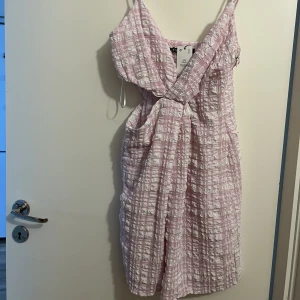 Sommarklänning  - Säljer en härlig sommarklänning från zara. Den har aldrig använts och lappen står kvar. Den är i storlek 34/36. Säljs för 190kr. 