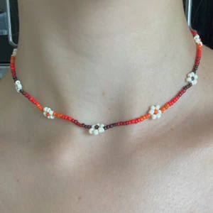 Halsband handgjord blommor  - Längd 41 cm. 