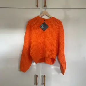 Somrig stickad tröja i Orange! Storlek XS, aldrig använd. Perfekt till exempelvid vita linnebyxor nu i sommar! 