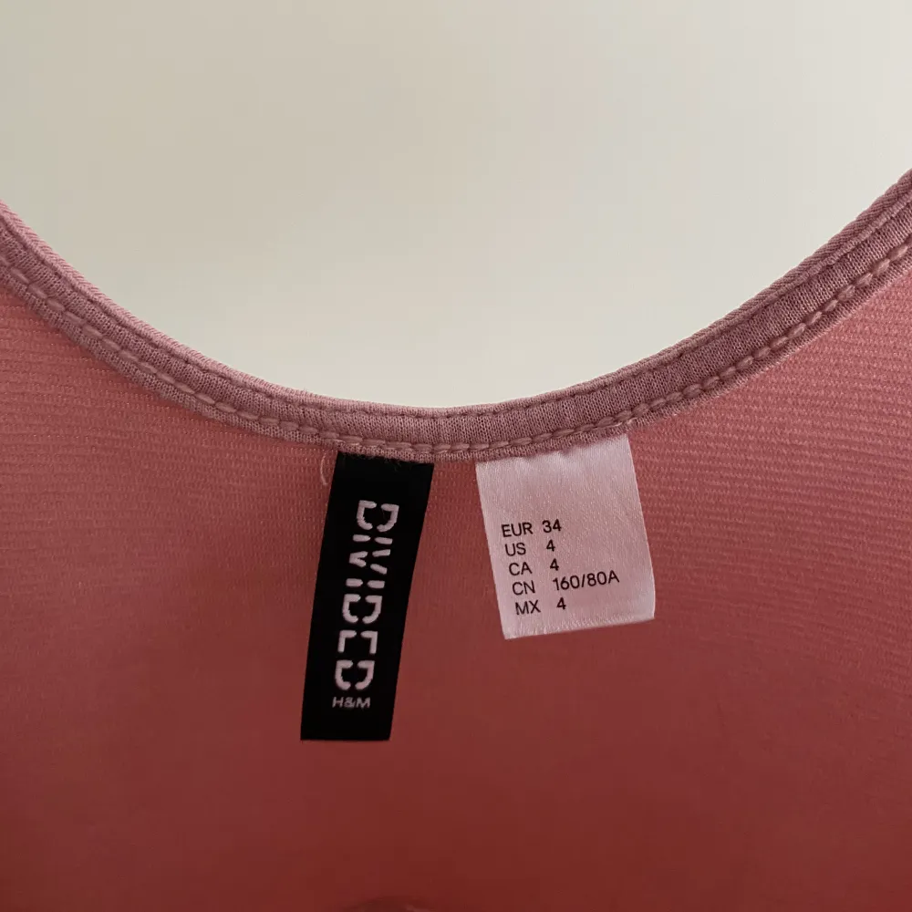 Jättefin och gullig klänning från H&M divided, den är halvt öppen i ryggen som ni ser i mittenbilden, jättefin och bekväm, säljer den då jag bara använt den 1 gång😊. Klänningar.