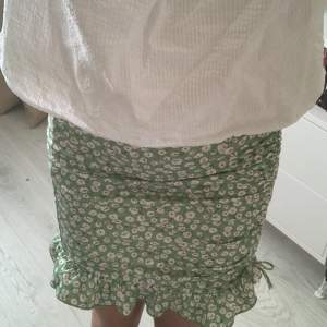 En grön tajt kjol från SHEIN använd 2 gånger 