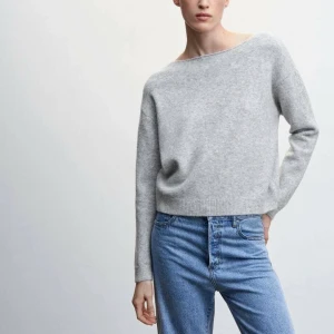 Stickad  tröja - Säljer min gråa stickade tröja från mango då den inte används längre. Ganska ny fint skick nypris 400!