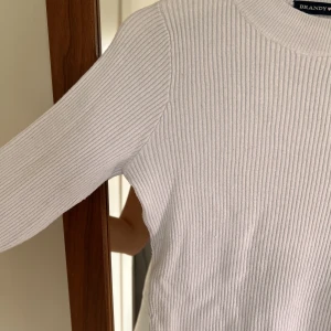 Croppad vit ribbad tröja  - Inga synliga defekter. Vit Croppad tröja från Brandy Melville. 