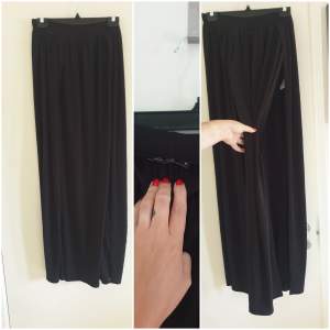 Oanvänd , svart kjol stl m med hög slits från nly. Swishbetalning 150 kr plus frakt 50. 🌸 