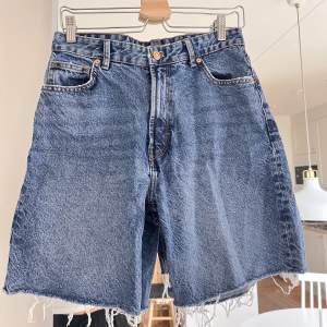 Säljer oanvända jeansshorts från Bershka i storlek 38. 🌸🌸💕💕 Pris kan diskuteras