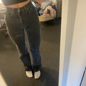Högmidjade svarta jeans - Bra skick men de är för små och kommer inte längre till användning 