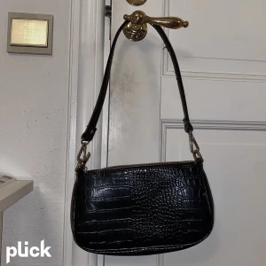 Handväska - Säljer en jättefin populär handväska från Ginatricot❤️ Väskan är i toppskick! Skriv för fler bilder 🫶🏼