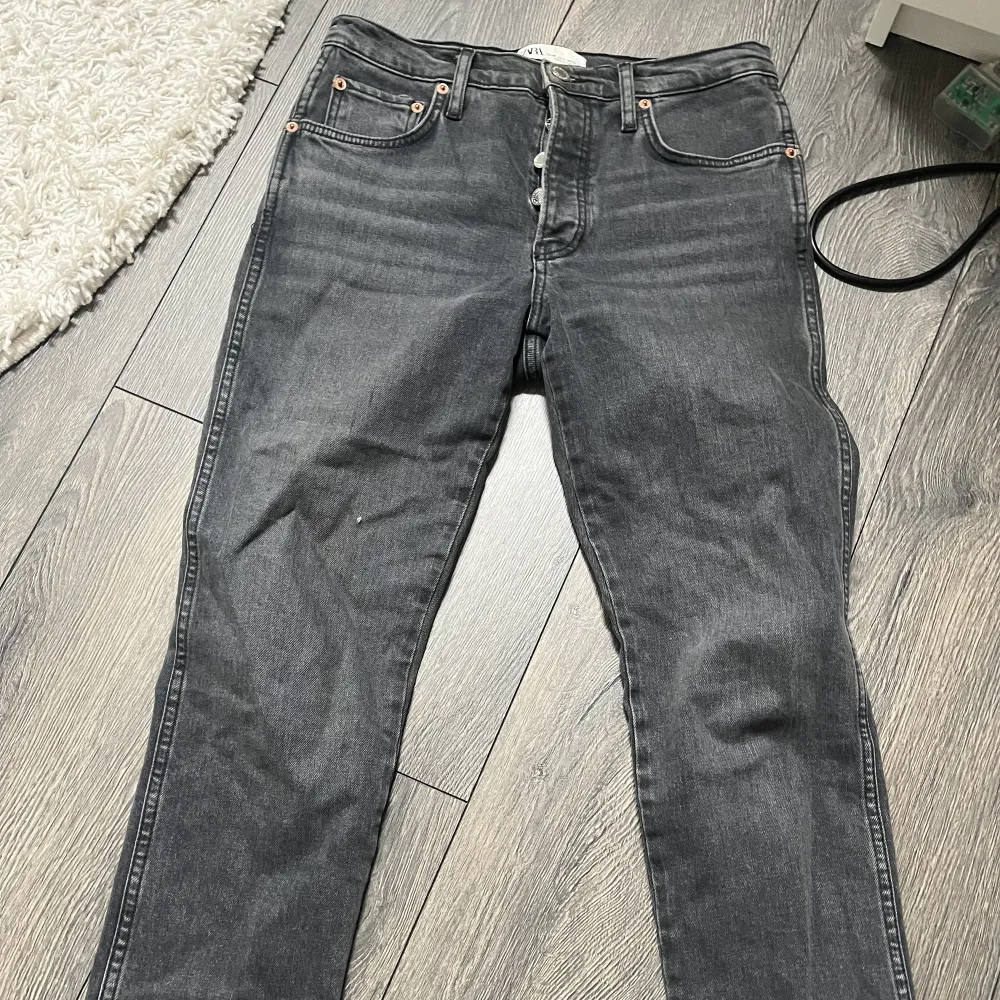 Säljer dessa gråa Zara jeansen då de inte kommer till användning längre. De har inga defekter och är varsamt änvända. 💞. Jeans & Byxor.