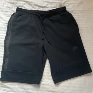Nike tech shorts  - Bra skick 
