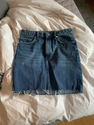 Jeanskjol  - Snygg jeanskjol som tyvärr är för stor för mig, den är från hm i stl 36 och har små slitsar på båda sidorna, 50kr + frakt💕💕