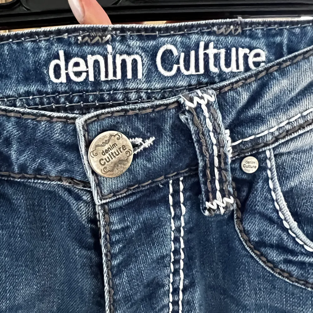 Svincoola lowwaist jeans fr denim culture, aldrig använda:)). Jeans & Byxor.
