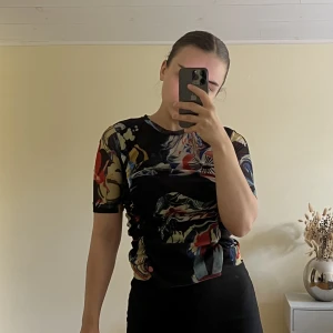 Desigual top - Mesh Topp by Christian Lacroix för Desigual 💓i perfekt skick som ny!!🌸🦋