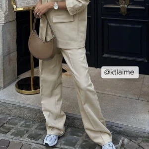 NA-KD kostymbyxa  - Kostymbyxan är som ny och har endast använt den under två evenemang.   Jag är 172 cm lång o har vanligtvis storlek 32-38 ⭐️  Jag köpte den för 599kr 