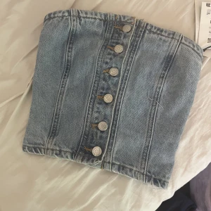  jeans topp - Jätte fin demon jeans topp från pill and bear. Helt ny med lappen kvar