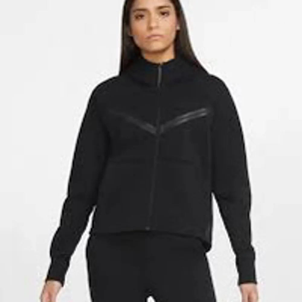 Använda ganska många gånger  Lite nopprig Nike Tech  Nypris 1300 . Hoodies.