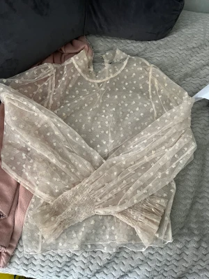 Meshtop - En söt meshtop med hjärtan på och volang-ärmar som ej kommer till användning längre! 