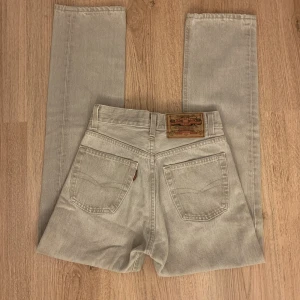 Crocker jeans  - Crocker jeans i en ljusgrå färg, så snygga men passar inte mig längre🫶🏼 Innerbenslängd-71