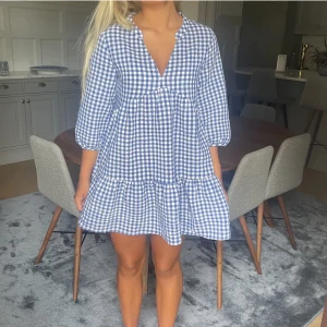 Blå klänning Zara - Blå rutig klänning från Zara. Storlek S. (Lånade bilder)