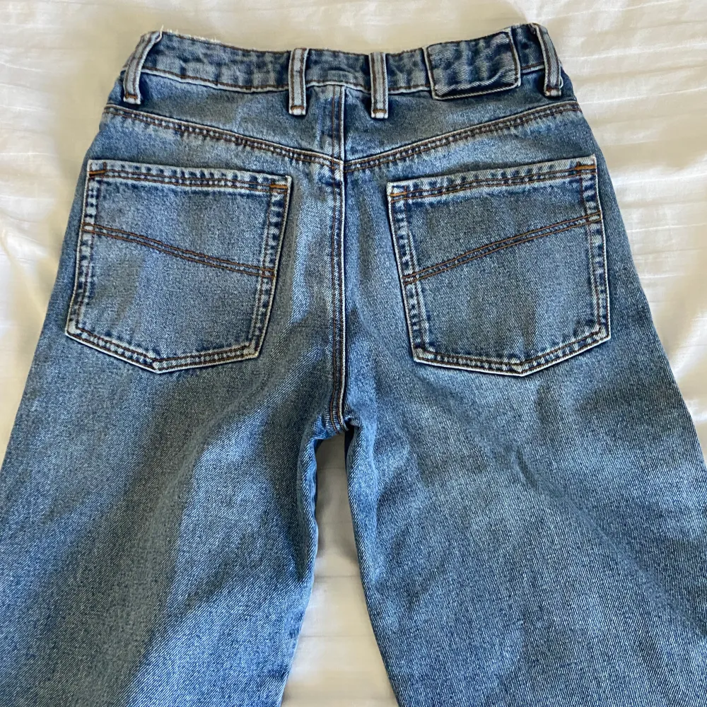 Jeans som är avklippta, passar dig som är 160cm, tror att det varit storlek 32 innan. Fina detaljer på fickorna. Jeans & Byxor.