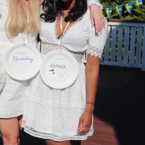 Klänning - Säljer min studentklänning från gina!! Inga skador, slutsåld på hemsidan och endast använd en gång💓