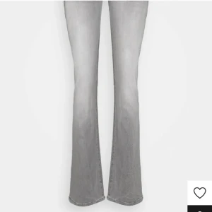 ltb jeans - säljer superfina ltb valerie jeans i strlk 29/32. men skulle även säga att de passar mindre eftersom på mina andra ltb jeans har jag storlek 27 men dessa passer lika bra eftersom de är lite stretchiga i materialet. jag är 165 de passar bra❤️säljer från 400