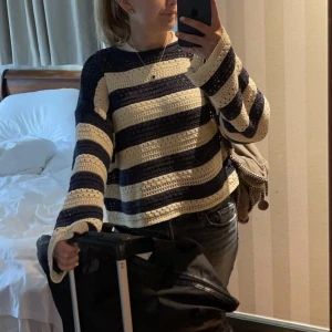 Virkad tröja  - Säljer denna virkade tröja från Pull and bear. Storlek M men passar s/m. Sparsamt använd.