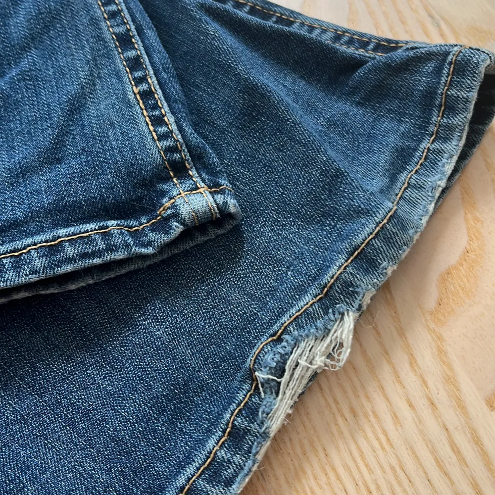 Utsvängda mörkblå jeans från Lindex i modellen Karen. Mid waist. De är lite slitna vid bakfickan och längst ned. Storlek 38 men känns mindre.. Jeans & Byxor.