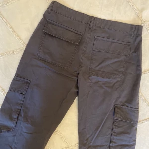 Cargo jeans - Low waist cargo jeans från Gina Tricot. Storlek 40. Aldrig använda. Ursprungligt pris: 499 SEK 