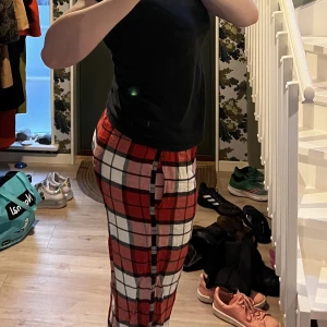 Rutiga pyjamasbyxor  - Är 178, byxorna är för korta, sitter i övrigt bra, väldigt skönt tyg. 