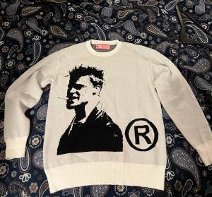 Helt ny Sweater bilder är på Brad pitt från filmen fight club. Storlek M. För fler bilder skriv gärna!