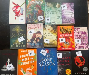 Böcker - It ends with us , verity, ugly love och mycket mer. Prisen ser ni på bilden :)