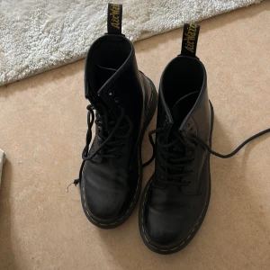 dr martens skor - I väldigt bra skick, inte använda mer en något år eller så.