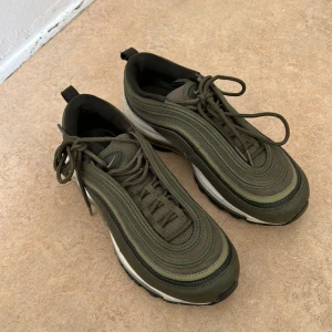 Nike skor - Nike skor i bra skick, lite slitage men ser inte slitna ut. 