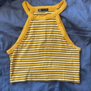 Gul topp - Inga slitningar eller defekter - i nyskick! 