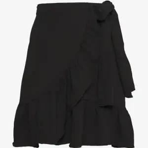Säljer denna superfina Vero Moda kjol då den inte kommer till användning längre💕✨. Använd sparsamt och har inga defekter😊✨(lånad bild)