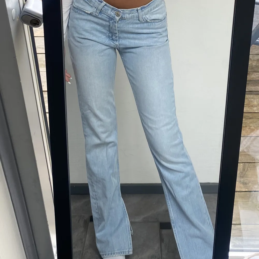 Riktigt fina jeans från zara med slits, rätt så lågmidjade och har bara använts några gånger. Är 171 cm lång!. Jeans & Byxor.