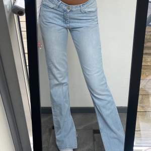 Riktigt fina jeans från zara med slits, rätt så lågmidjade och har bara använts några gånger. Är 171 cm lång!