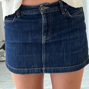 Lågmidjad Jeans kjol -  låg midja men en lite detalj på fickorna.