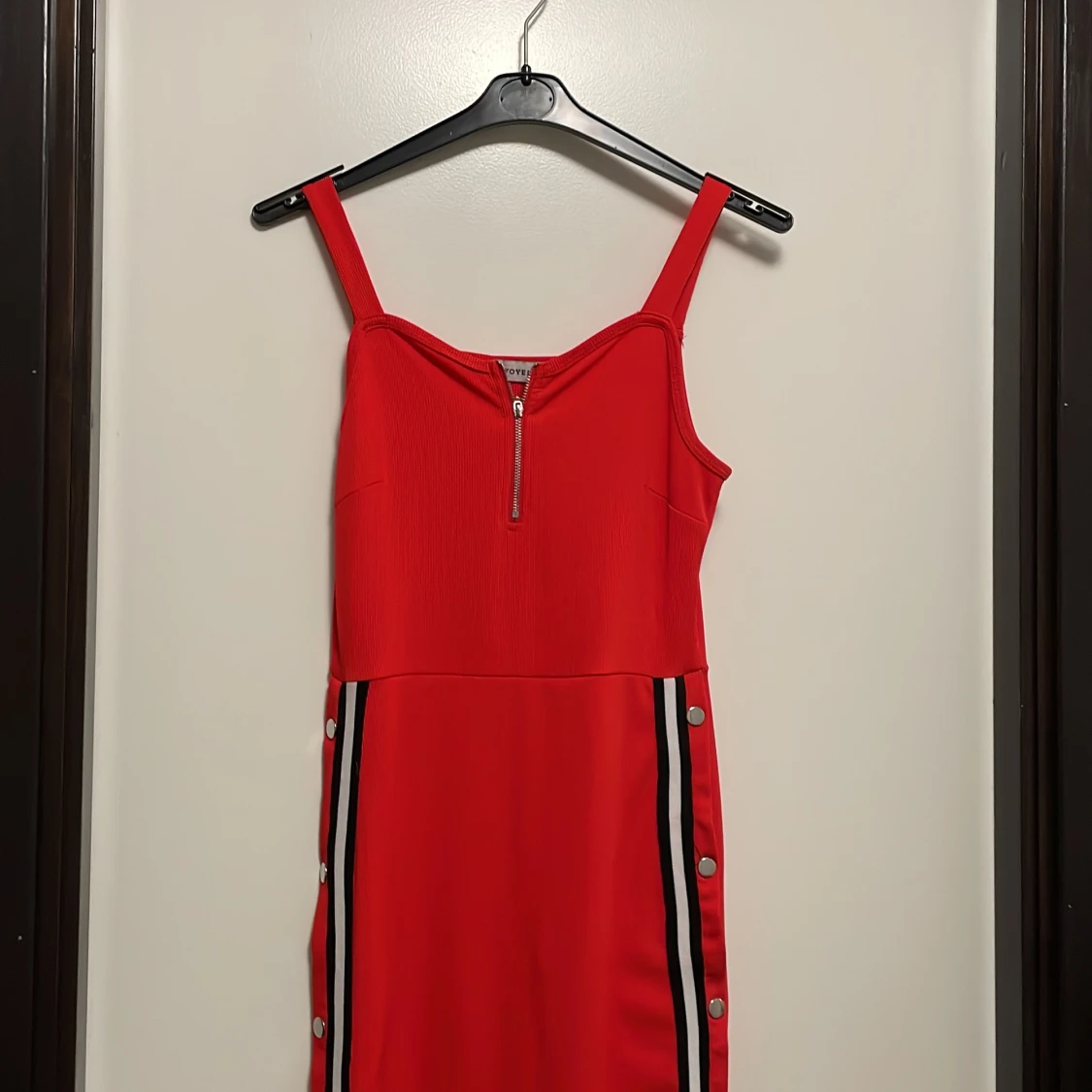 Röd klänning med knappar