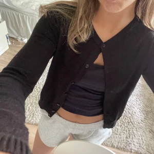 Kofta HM - Söt kofta från H&M i bra skick! Säöjer för att den blev lite mindre i tvätten så nu tycker jag den sitter lite för kort på mig och har andra jag använder mer💕