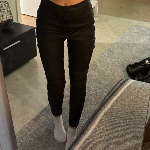 Skinnbyxor - Fakeskinn, storlek M i midjan och 34 i längden, jag är 1,63 för referens🩷