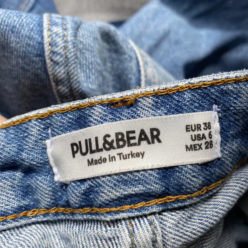 Säljer dom här jeansen från bull&bear🩷 bra skick . Jeans & Byxor.