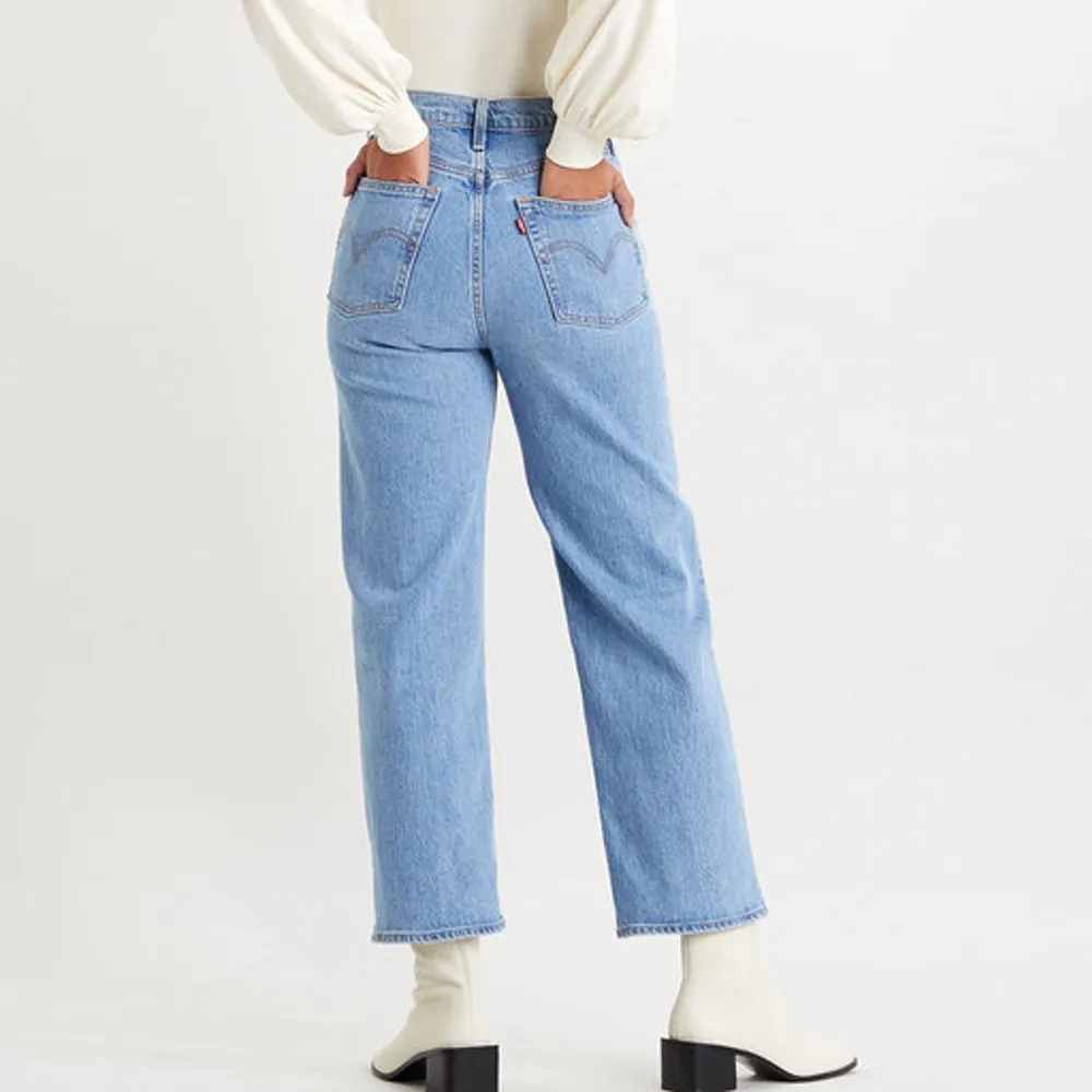 Säljer dessa jeans från Levis i modellen Ribcage Straight. Byxorna är använda ett fåtal gånger men i fint skick.. Jeans & Byxor.