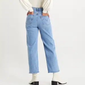 Säljer dessa jeans från Levis i modellen Ribcage Straight. Byxorna är använda ett fåtal gånger men i fint skick.