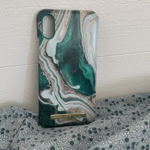 Mobilskal  - Ett mobil skal från ideal of sweden. Använd ett par gången men är inte trasig nånstans och inte heller smutsig💚💙 Skalet funk att till iPhone X, XS